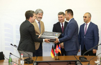 Խոյ համայնքի ղեկավար Արգիշտի Մեխակյանին է հանձնվել Հայաստանում առաջին «շարժական գրասենյակը»