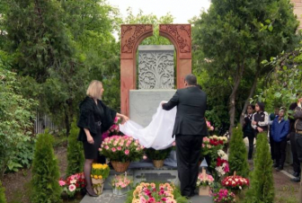 Երևանի Չեխովի դպրոցի բակում բացվել է հերոս սաների հուշակոթող