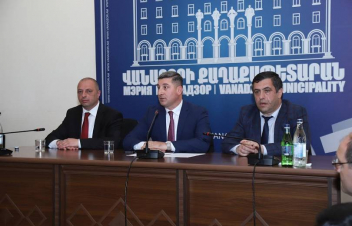 Գնել Սանոսյանը Վանաձորի համայնքապետարանի աշխատակազմին է ներկայացրել Արկադի Փելեշյանին