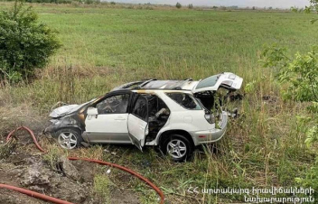 Երևան-Մեղրի ավտոճանապարհին ավտոմեքենան դուրս է եկել ճանապարհի երթևեկելի հատվածից, կողաշրջվել և բռնկվել