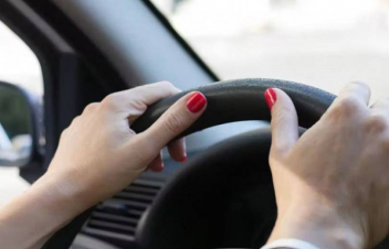 Արտակարգ դեպք Երևանում. 31-ամյա ոչ սթափ կին վարորդը հարձակվել է պարեկների վրա, հայհոյել, մաստակը թքել նրանց վրա