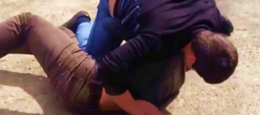 Ընդդիմությունը պատերազմի զոհերի ծնողների հուզական վիճակից օգտվելով  հրահրում է նրանց ակցիաներ անել, արդյունքում վերջիններս ծեծի  են  ենթարկել սպայի