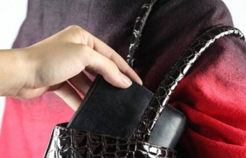 Բանկի սպասասրահում գողություն է կատարվել. 60-ամյա կնոջը բերման են ենթարկել