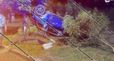 Երևանում Toyota Vitz-ը բախվել է ծառին և գլխիվայր շրջվել