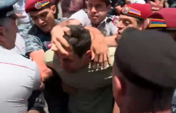 Ինչպես բերման ենթարկեցին Լևոն Քոչարյանին (տեսանյութ)