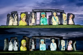 Էլիզաբեթ 2-րդի պատկերները զարդարել են Սթոունհենջի ահռելի քարե սալիկները (լուսանկարներ)