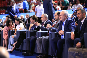 Վարչապետն ընտանիքի հետ դահլիճից հետևել է Ռաֆայել Հովհաննիսյանի եզրափակիչ մենամարտին և մասնակցել պարգևատրման արարողությանը (լուսանկարներ)