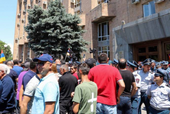 Կառավարական 3-րդ մասնաշենքի դիմաց զանգվածային անկարգությունների քրգործով 8 անձ է ձերբակալվել. ՔԿ