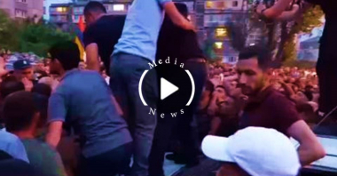 Կանայք հետ քաշվեն․ Ինչպես են ընդդիմադիրները ոստիկանների հետ բախում հրահրում