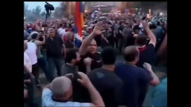 Ցուցարարը ոտքով, շշով ու քարով հարվածում է ոստիկաններին ու հայհոյում