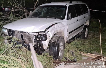 «Վերջին զանգ»-ի մասնակիցները մեքենայով բախվել են բետոնե սյանը, ծառերն արմատախիլ անելով հայտնվել բակերից մեկի զուգարանում