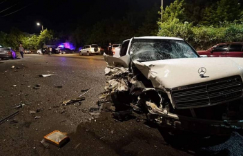 Ստեփանակերտում «Մերսեդես»-ի 18-ամյա վարորդը բախվել է 2 այլ մեքենաների. կա 3 տուժած