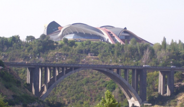 Ինքնասպանության փորձ Կիևյան կամրջից. 17-ամյա քաղաքացին ընկել է ծառեր վրա, ապա՝ գետնին