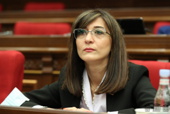 Ընդդիմադիր մի քանի կին պատգավոր ներխուժել են առողջապահության նախարար Անահիտի Ավանեսյանի  աշխատեսանյակ և թղթեր նետել նախարարի վրա.Արփի Դավոյան