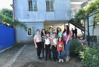 Լոռու մարզ այցի շրջանակում Աննա Հակոբյանն այցելել է «Սաբինե» երեխաների խնամքի կենտրոն և հանդիպել Աղաջանյանների խնամատարի ընտանիքի հետ