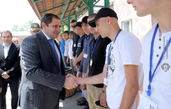 Մեկնարկել է ամառային զորակոչը. ՀՀ պաշտպանության նախարարն այցելել է Կենտրոնական հավաքակայան