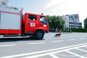Յուրի Սաքունցը սահմանեց Գինեսի նոր ռեկորդ՝ ատամներով քաշելով հրշեջ- փրկարարական երկու մեքենա (լուսանկարներ)