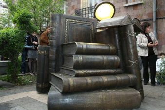 Գողացել են Տիկնիկային թատրոնի մուտքի զանգն ու Խնկո Ապոր գրադարանի բրոնզաձույլ գրքերից մեկը