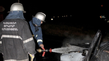 Սևակի և Դրոյի փողոցների խաչմերուկում ավտոմեքենա է այրվում