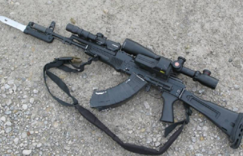 Արտաշավանի գոմերից մեկի տանիքում ապօրինի պահվող «Կալաշնիկով» է հայտնաբերվել