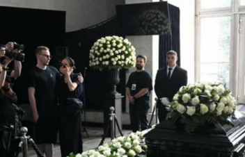 Մոսկվայում հարյուրավոր մարդիկ վերջին հրաժեշտն են տալիս Յուրի Շատունովին