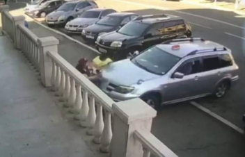 Ստեփանակերտում վարորդը կորցնելով մեքենայի կառավարումը մայթին 2 քաղաքացու է վրաերթի ենթարկել