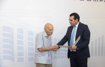 Երկրաբանության ոլորտում անգնահատելի ավանդի համար և ծննդյան 90-ամյակի առիթով շնորհակալագիր է հանձնվել Հրաչյա Չուբարյանին