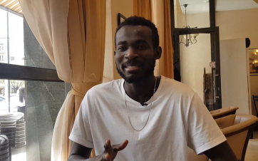 «Մամա, եշիր, էս մարդը շատ շոկոլադ է կերել»․ սենեգալցի ֆուտբոլիստը պատմում է Ստեփանակերտում իր կյանքի մասին (տեսանյութ)