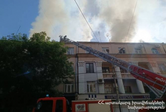 Փրկարարները մարդկանց տարհանում են Խորենացու փողոցում այրվող շենքի 4-րդ հարկի բնակարաններից