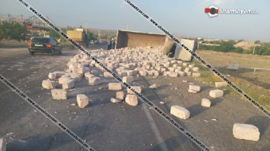 Արագածոտնում բախվել են Nissan Juke-ը, «06»-ն ու քարով բարձված Hovo բեռնատարը.վերջինս կողաշրջվել է