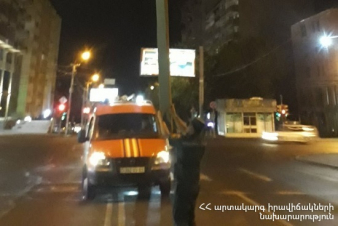 Հրաչյա Քոչարի և Վաղարշյան փողոցների խաչմերուկի մոտակայքում ուժեղ քամուց գովազդային վահանակի երկաթյա ձողը պոկվել է