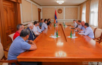 Արցախի Նախագահն ընդունել է «100 տուն Արցախում» ծրագրի պատասխանատուներին և մի խումբ նվիրատուների