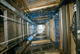 Երևանի Հայրիկ Մուրադյան փողոցի 42/2 շենքի վերելակի հորանում հրդեհ է բռնկվել, նախնական տվյալներով՝ կան տուժածներ