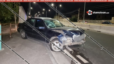 Երևանում Mercedes-ը տապալել է 10 մետր քարե պարիսպն ու հայտնվել մայթին