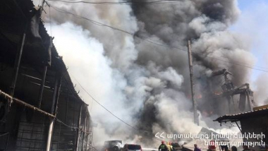 Ռուս-հայկական մարդասիրական արձագանքման կենտրոնի անձնակազմը պայթյունի վայրում աջակցում է փրկարարներին