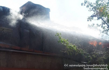 Եղվարդում երկհարկանի տուն է այրվել