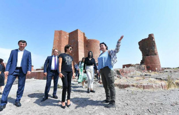 Աննա Հակոբյանն այցելել է Դաշտադեմի ամրոց, զրուցել Թալինի ավագանու «Իմ Քայլը» խմբակցության անդամների հետ