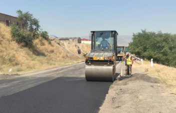 Գորիս-Տեղ ավտոճանապարհի մի հատվածում միջին նորոգման, մյուսում՝ ասֆալտապատման աշխատանքներ են