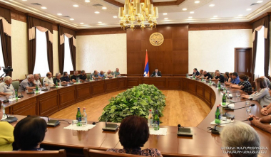 Արայիկ Հարությունյանն ընդունել է զոհված զինծառայողների հարազատներին