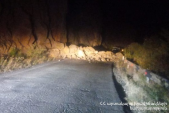 Մ-2 միջպետական ավտոճանապարհից դեպի Ջերմուկ քաղաք տանող ճանաապարհահատվածին տեղի է ունեցել քարաթափում