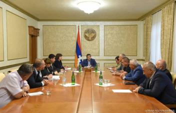 Արայիկ Հարությունյանը հանդիպում է ունեցել հասարակական հատվածի մի խումբ ներկայացուցիչների հետ