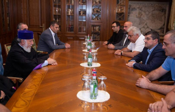 Ամենայն Հայոց Կաթողիկոսը հանդիպում է ունեցել Արցախի նախագահի և ԱՀ ԱԺ պատվիրակության հետ