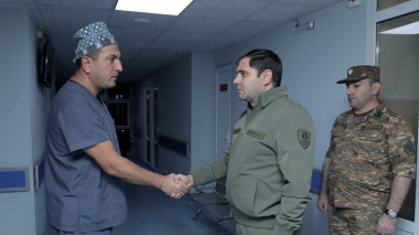 Սուրեն Պապիկյանը տեսակցել է վիրավորում ստացած զինծառայողներին