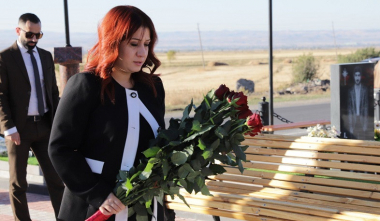 Նազելի Բաղդասարյանը Ազատամարտիկների պանթեոնում ծաղիկներ է խոնարհել զոհված քաջորդիների շիրիմներին