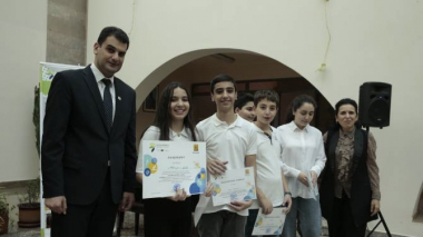 Երևանի քաղաքապետը հավաստագիր է հանձնել «Իրազեկ սերունդ՝ կայուն ապագա» միջոցառման հաղթող թիմին