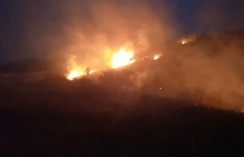 Ստեփանակերտի Աջափնյակ թաղամասի աղբանոցում բռնկված հրդեհը քամին արագորեն տարածել է. մեկնել է 3 մարտական հաշվարկ