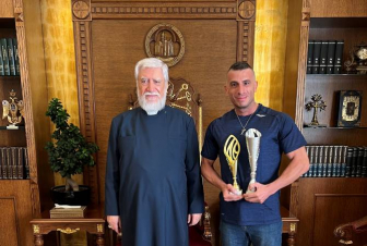 Արամ Ա կաթողիկոսն ընդունել է Լիբանանի մարմնակազմավորման չեմպիոն, զինծառայող Խաչիկ Արժինեանին