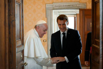 Մակրոնը տիկնոջ հետ ժամանել է Վատիկան, որտեղ կհանդիպի Հռոմի պապի հետ