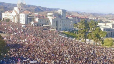 Ստեփանակերտի Վերածննդի հրապարակում բազմահազարանոց հանրահավաք է անցկացվում