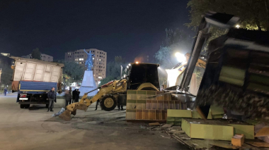 Ապամոնտաժվում են Վարդան Մամիկոնյանի արձանի հարևանությամբ Խանջյան փողոցի մայթային հատվածի կրպակները